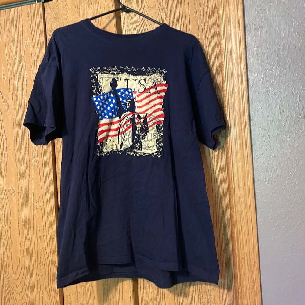 Navy blue t shirt with American flag/statue of liberty graphic. Size XL